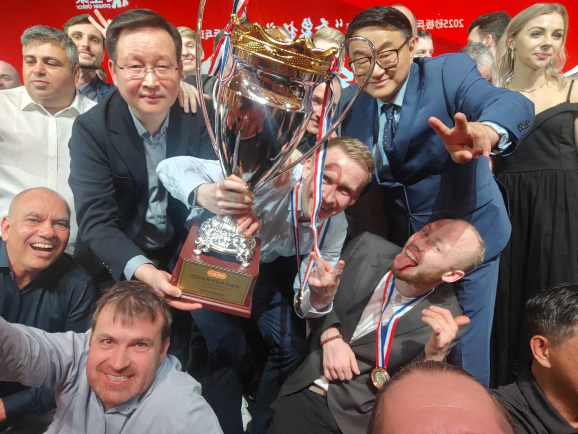 Foto vítěze turnaje na gala večeru